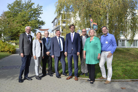 Ein gern gesehener Gast im Hegau-Jugendwerk in Gailingen: Der neue Landrat Zeno Danner (Bildmitte) kam zum Antrittsbesuch, um das Gailinger Rehabilitationszentrum für Kinder, Jugendliche und junge Erwachsene mit neurologischen Erkrankungen kennen zu lernen. Er wurde (v.l.n.r.) vom Ärztlichen Direktor Dr. Klaus Weidmann, der Verwaltungsdirektorin Barbara Martetschläger, dem Aufsichtsratsvorsitzenden der Hegau-Jugendwerks GmbH, Roland Sing, Geschäftsführer Peter Fischer, dem Betriebsratsvorsitzendem Bernd Stolz, Pflegedirektorin Ina Rathje und dem Chefarzt der Neuropädiatrie Dr. Axel Galler willkommen geheißen. Bild: Jagode